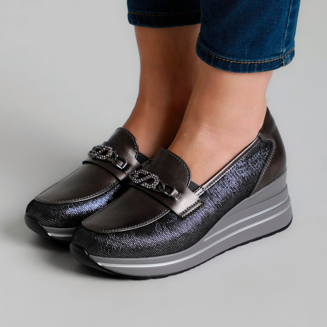 Dámske mokasíny s kontrastnými striebornými detailmi