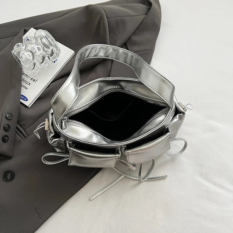 Lakovaná kožená crossbody kabelka