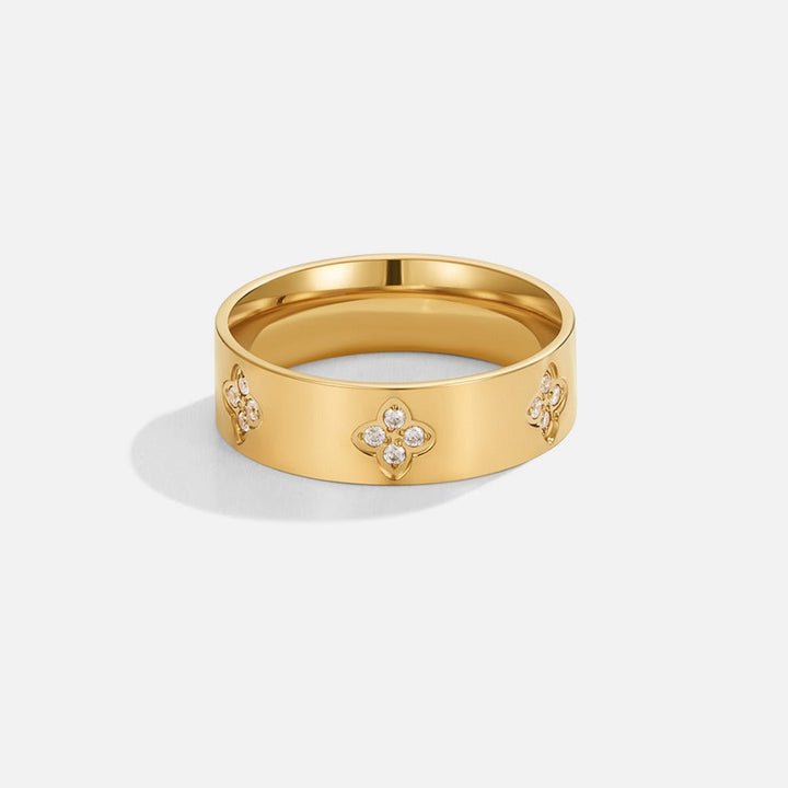 Zlatý obrúčkový prsteň s ďatelinou a krištáľmi